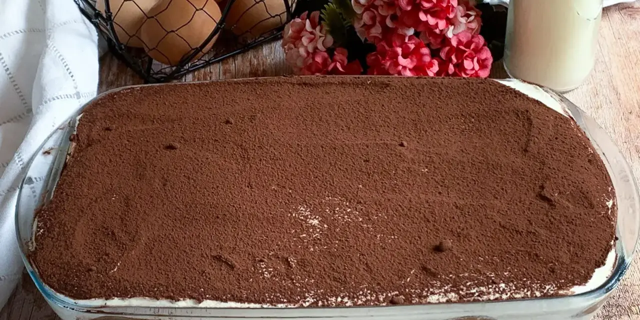 Tiramisù pronto, con 500 g di mascarpone, pronto per essere gustato. Ingredienti freschi in vista.