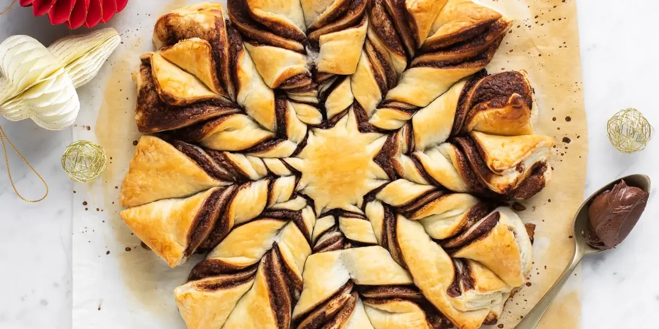 Stella di pasta sfoglia con Nutella, un dolce invitante pronto per essere gustato.