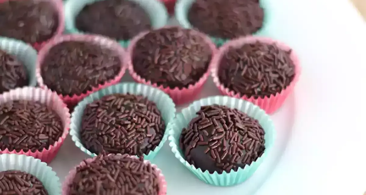 Brigadeiro ricetta: dolcetti al cioccolato ricoperti di codette, pronti per essere gustati.