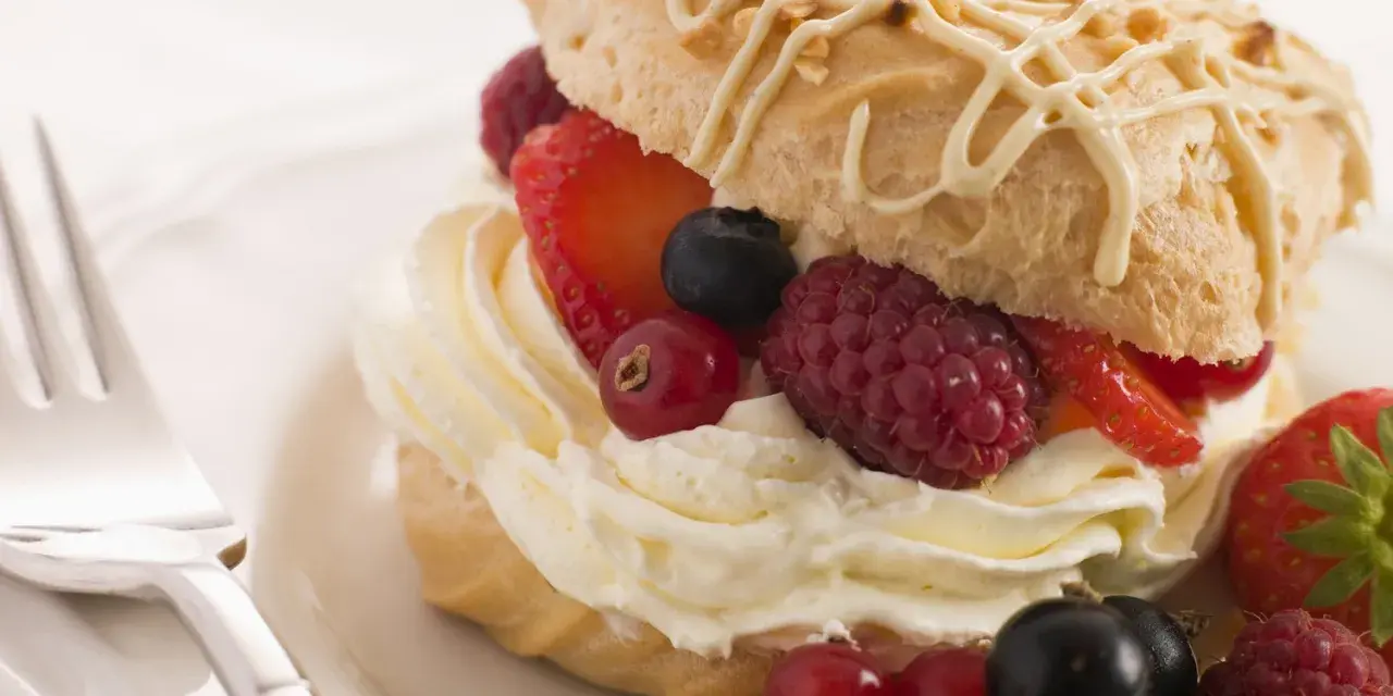 Dolce con crema chantilly italiana, fragole, lamponi, mirtilli e ribes.