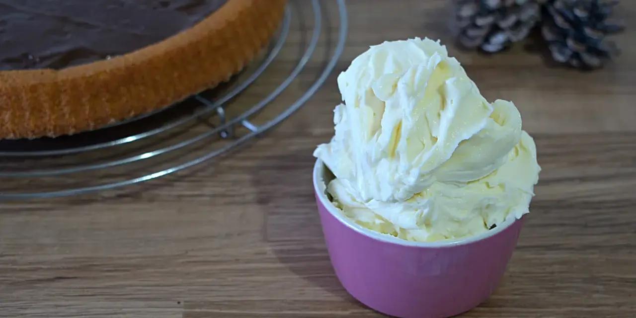 Crema al mascarpone senza panna, soffice e invitante, pronta per guarnire una torta al cioccolato.