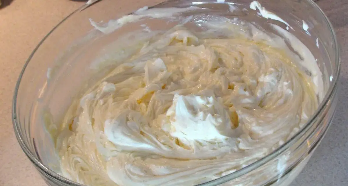 Crema mascarpone pastorizzata in una ciotola di vetro, pronta per un delizioso tiramisù.
