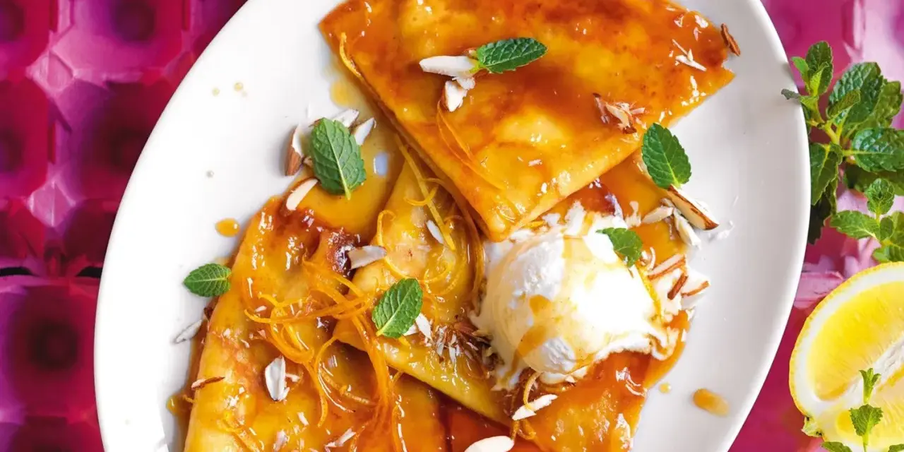 Crepes flambé con gelato, mandorle e scorza d'arancia. Ecco cosa serve per fare le crepes: farina, uova, latte, burro e zucchero.