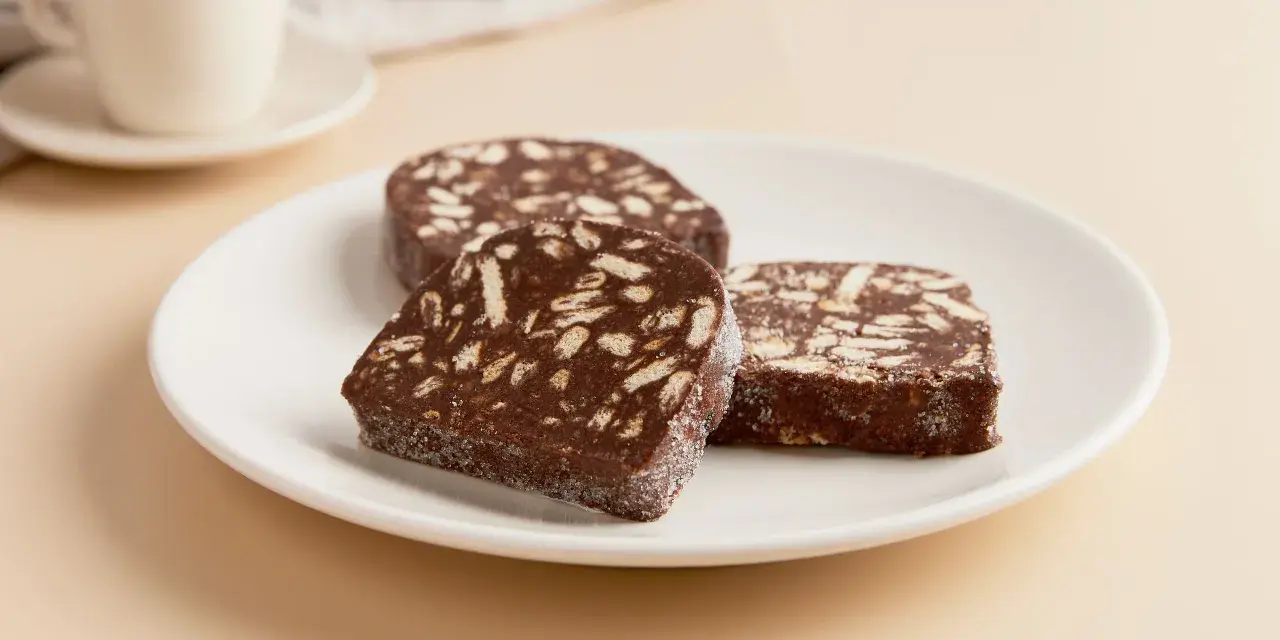 Fette di salame al cioccolato con yogurt greco, un dolce goloso e facile da preparare.