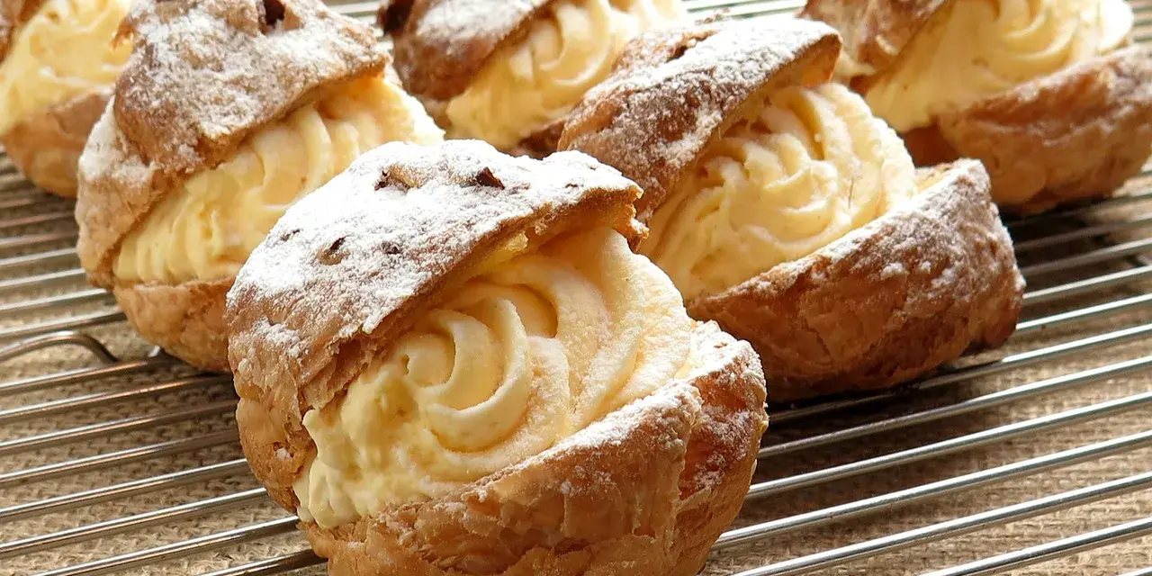 Bignè ripieni di crema pasticcera, spolverati di zucchero a velo. Si può congelare la crema pasticcera per averla sempre pronta.