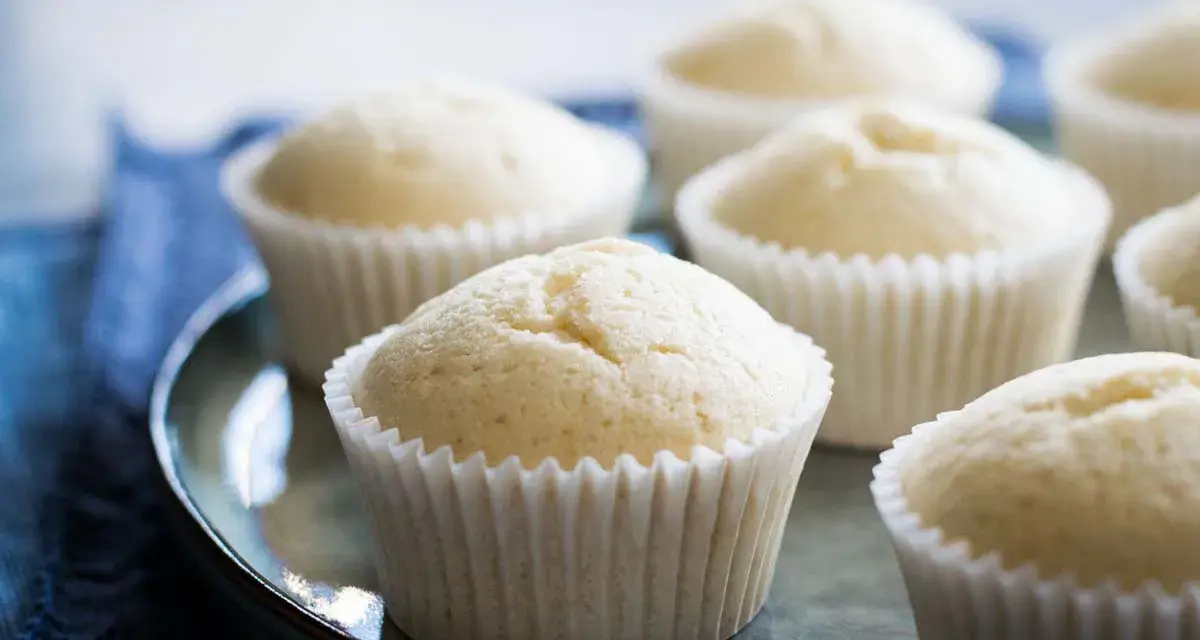 Morbidi muffin con albumi, perfetti per una colazione leggera o una merenda golosa.