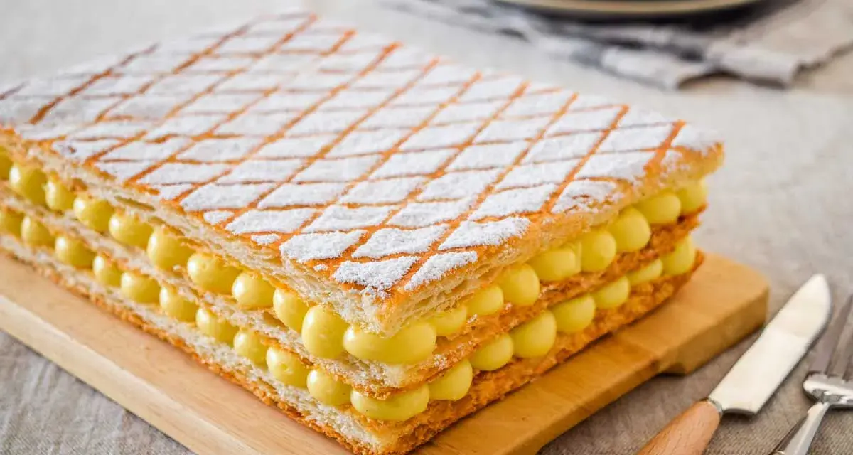 Una deliziosa millefoglie con crema pasticcera, perfetta per ogni occasione. La ricetta è semplice e il risultato è un dolce scenografico.