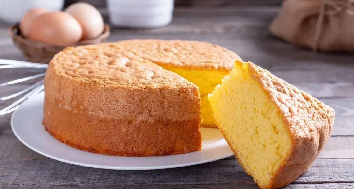 Un pan di spagna soffice, dorato e profumato, pronto per essere gustato. La sua consistenza ariosa invita a un morso goloso.