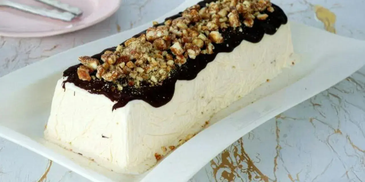 Parfait di mandorle origine: un dolce gelato cremoso, ricoperto di cioccolato fuso e granella croccante di mandorle.