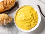 Crema pasticcera senza glutine, vellutata e profumata alla vaniglia, pronta per farcire dolci o da gustare con croissant.