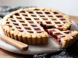 Torta Linzer ricetta originale: crostata con marmellata di lamponi e mandorle a lamelle, un classico della pasticceria.