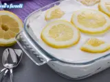 Un delizioso tiramisù al limone, guarnito con fette di limone fresco, pronto per essere gustato.