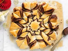 Stella di pasta sfoglia con Nutella, un dolce invitante pronto per essere gustato.