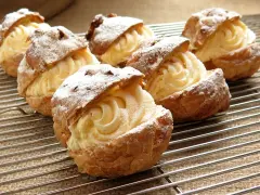 Bignè ripieni di crema pasticcera, spolverati di zucchero a velo. Si può congelare la crema pasticcera per averla sempre pronta.