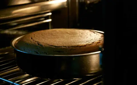 Torta in forno, dorata e leggermente sgonfia. Scopri i rimedi per una torta perfetta!