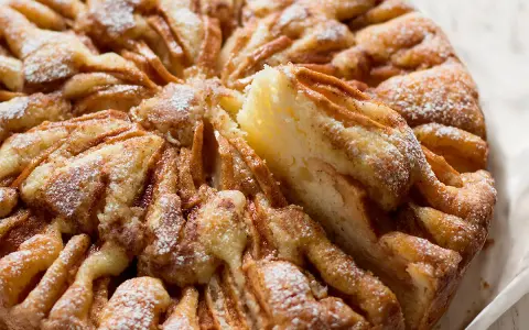 Torta di mele velocissima in 10 minuti, con mele caramellate e zucchero a velo. Perfetta per una pausa golosa.