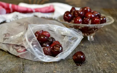 Ciliegie congelate come usarle: perfette per torte, marmellate o frullati. Un tesoro di sapore da gustare tutto l'anno.