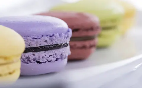 Macarons colorati con ripieno di ganache, pronti per essere gustati.