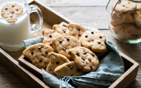 Biscotti al cioccolato, perfetti per una ricetta gocciole fatta in casa, serviti con latte fresco.