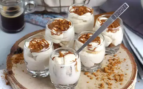 Delizioso dolce veloce con crema soffice e biscotti secchi sbriciolati, servito in bicchierini individuali.