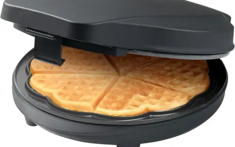 Piastra elettrica per waffle con waffle dorati appena sfornati, perfetta per la tua ricetta waffle con piastra elettrica.