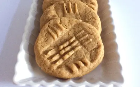 Biscotti burro di arachidi con le classiche righe incrociate, pronti per essere gustati.