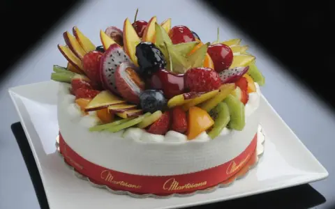 Torte alla frutta particolari, un tripudio di colori e sapori con kiwi, fragole, dragon fruit, mango e ciliegie.