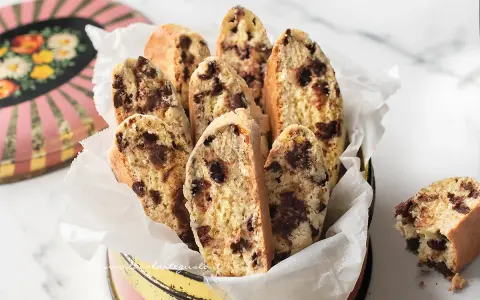 Deliziosi tozzetti con gocce di cioccolato, pronti per essere gustati. Una ricetta perfetta per ogni occasione.