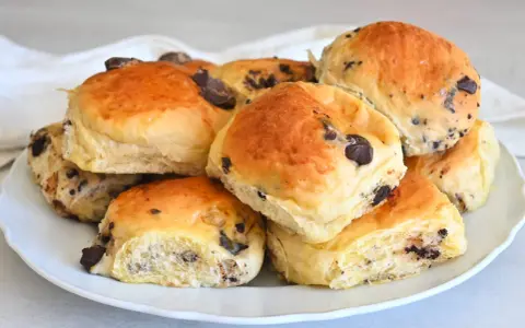 Pangoccioli fatti in casa, morbidi e golosi, pronti per essere gustati. La ricetta perfetta per una colazione o merenda speciale.