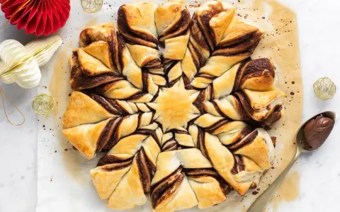 Stella di pasta sfoglia con Nutella, un dolce invitante pronto per essere gustato.