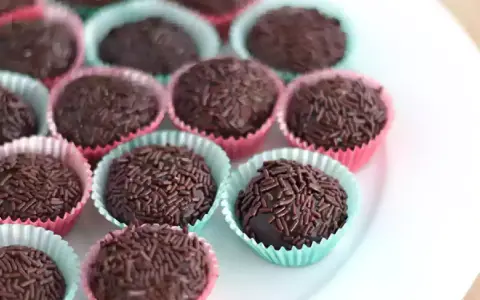 Brigadeiro ricetta: dolcetti al cioccolato ricoperti di codette, pronti per essere gustati.