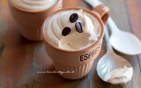Deliziosa ricetta crema caffè con panna, guarnita con chicchi di caffè. Perfetta per un dolce al cucchiaio.