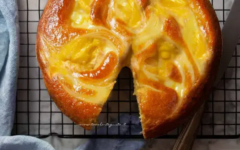 Torta soffice con un vortice di crema pasticcera dorata, appena sfornata e pronta per essere gustata.