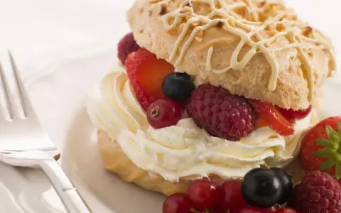 Dolce con crema chantilly italiana, fragole, lamponi, mirtilli e ribes.