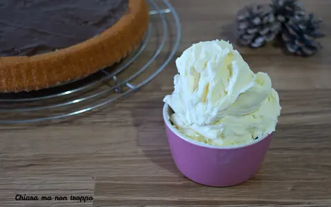 Crema al mascarpone senza panna, soffice e invitante, pronta per guarnire una torta al cioccolato.
