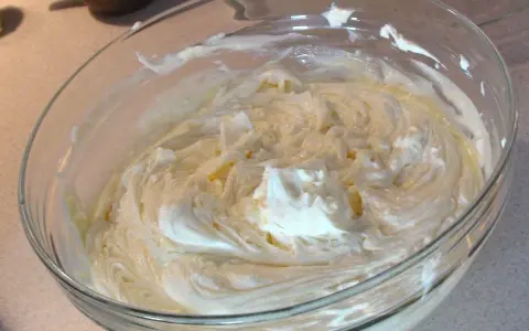 Crema mascarpone pastorizzata in una ciotola di vetro, pronta per un delizioso tiramisù.