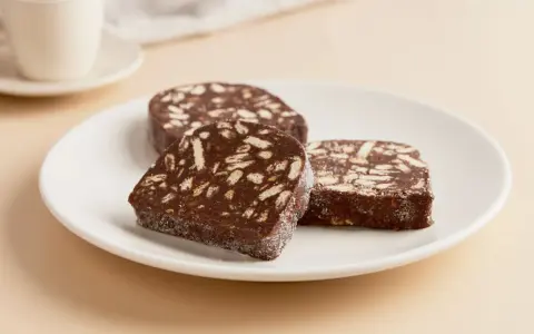 Fette di salame al cioccolato con yogurt greco, un dolce goloso e facile da preparare.
