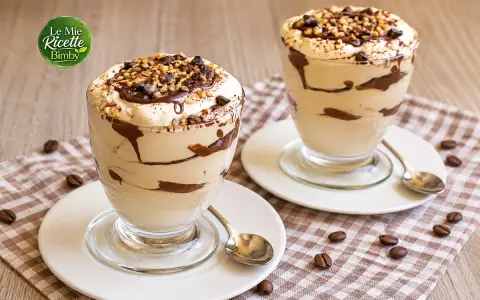 Deliziosa crema al caffè Bimby, stratificata con cioccolato fuso e guarnita con granella croccante. Perfetta per un dolce momento.