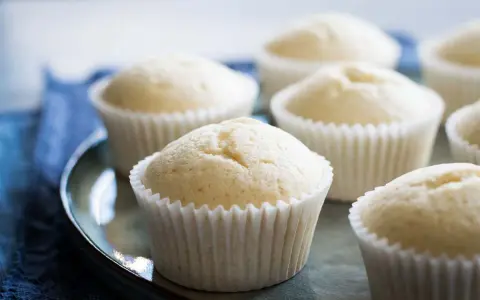 Morbidi muffin con albumi, perfetti per una colazione leggera o una merenda golosa.