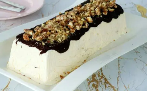 Parfait di mandorle origine: un dolce gelato cremoso, ricoperto di cioccolato fuso e granella croccante di mandorle.