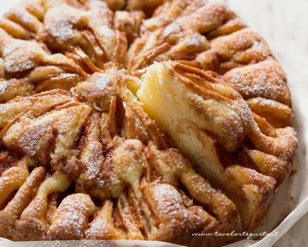 Torta di mele velocissima in 10 minuti, con mele caramellate e zucchero a velo. Perfetta per una pausa golosa.