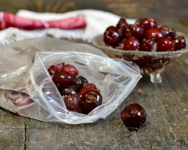 Ciliegie congelate come usarle: perfette per torte, marmellate o frullati. Un tesoro di sapore da gustare tutto l'anno.