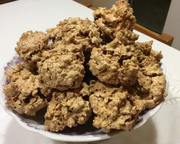 Un piatto pieno di biscotti "brutti ma buoni", croccanti e dorati, perfetti per una pausa golosa.