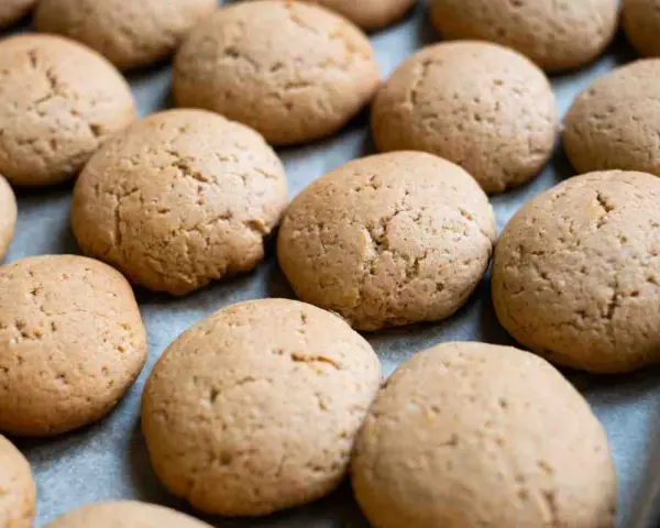 Biscotti dorati e fragranti, perfetti per una ricetta biscotti senza zucchero per diabetici.