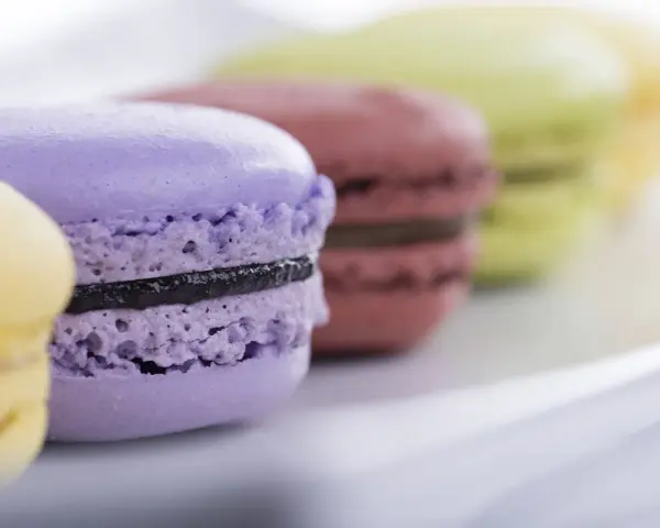 Macarons colorati con ripieno di ganache, pronti per essere gustati.