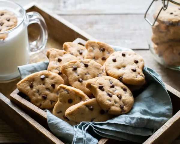 Biscotti al cioccolato, perfetti per una ricetta gocciole fatta in casa, serviti con latte fresco.