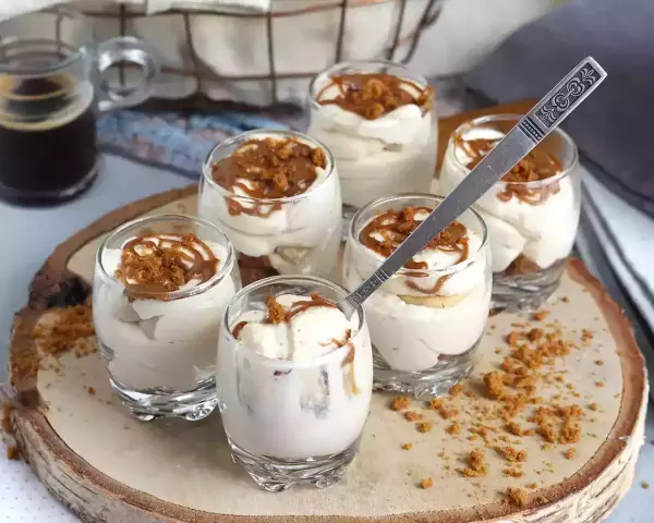 Delizioso dolce veloce con crema soffice e biscotti secchi sbriciolati, servito in bicchierini individuali.