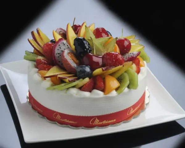 Torte alla frutta particolari, un tripudio di colori e sapori con kiwi, fragole, dragon fruit, mango e ciliegie.