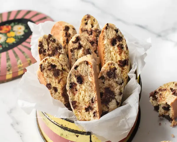 Deliziosi tozzetti con gocce di cioccolato, pronti per essere gustati. Una ricetta perfetta per ogni occasione.