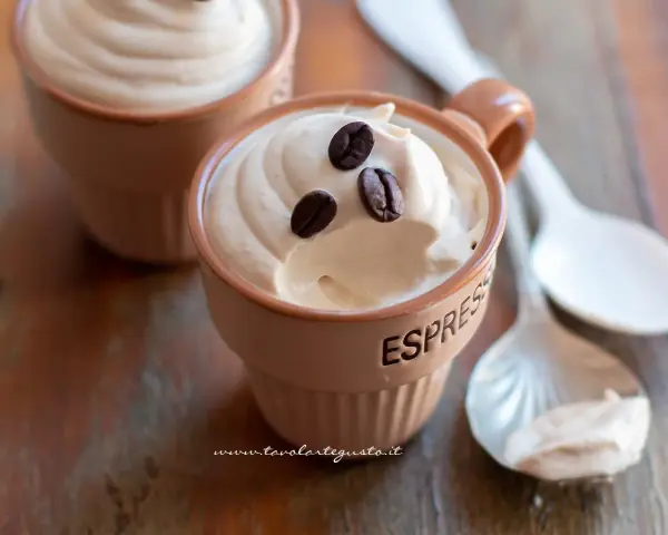 Deliziosa crema caffè fredda in tazzine, guarnita con chicchi di caffè. Perfetta per una pausa rinfrescante.